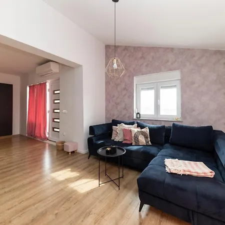 Fancy In Peaceful Area - 자다르