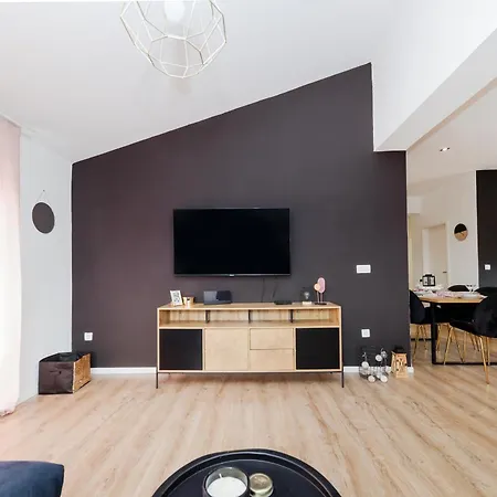 Fancy In Peaceful Area - 아파트 자다르