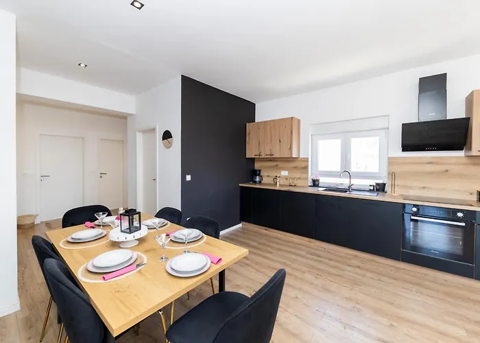 Fancy In Peaceful Area - Apartament *