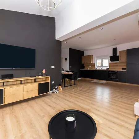 Apartment Fancy In Peaceful Area - *