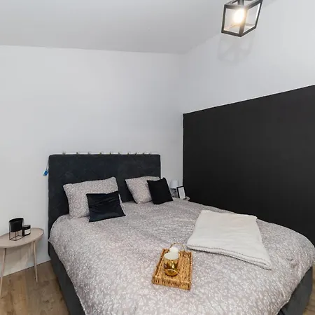 Fancy In Peaceful Area - Apartament *