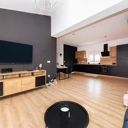 Apartment Fancy In Peaceful Area - *