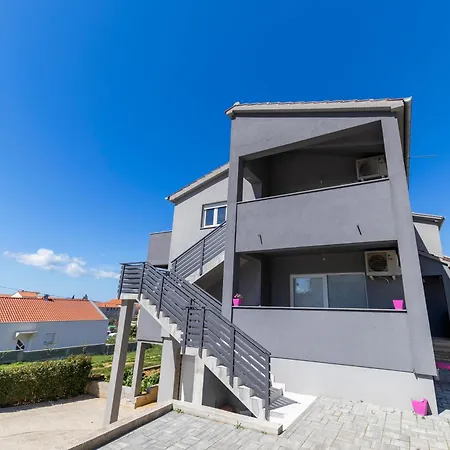 Fancy In Peaceful Area - Apartament
