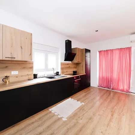 Fancy In Peaceful Area - Apartment *
