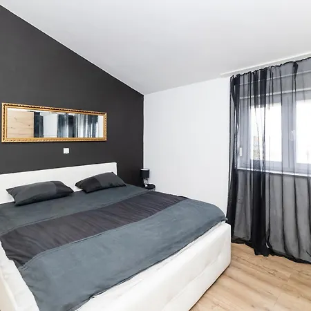 Apartment Fancy In Peaceful Area - *