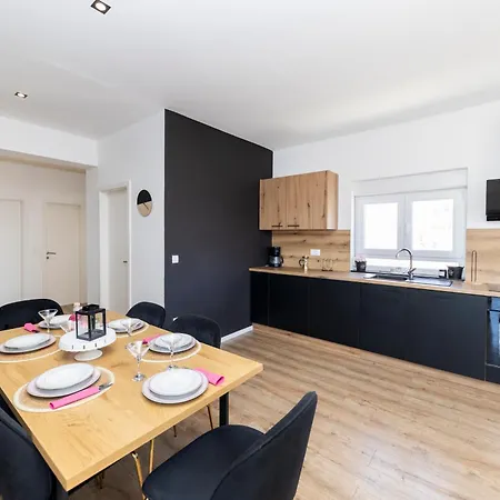 Fancy In Peaceful Area - Apartment *