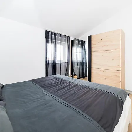 Apartment Fancy In Peaceful Area -