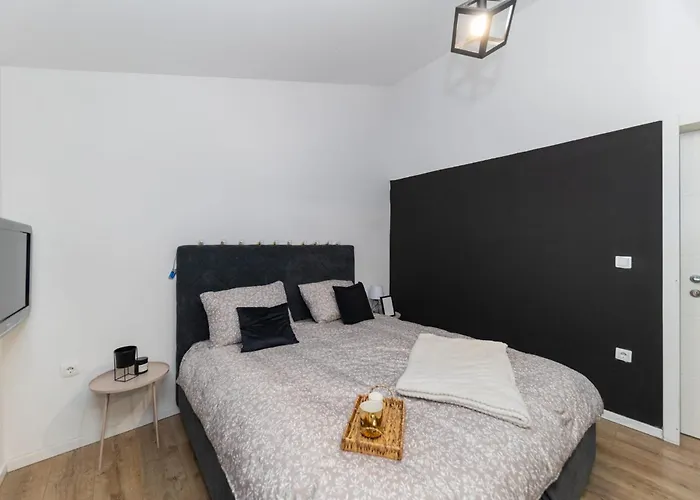 Fancy In Peaceful Area - Apartman *