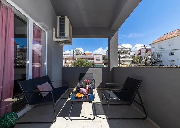 Fancy In Peaceful Area - Apartman Zára