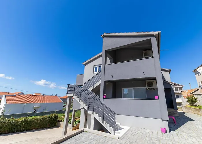 Fancy In Peaceful Area - Apartman