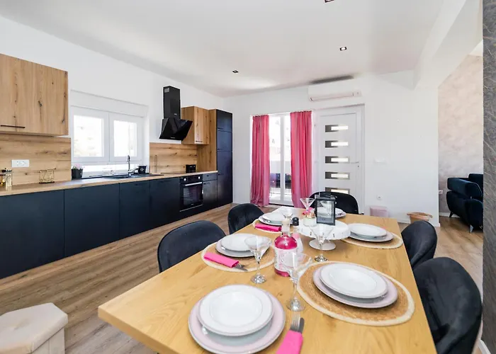 Fancy In Peaceful Area - Apartman